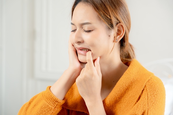 What To Do Before Visiting An Emergency Dentist For A Dental Abscess